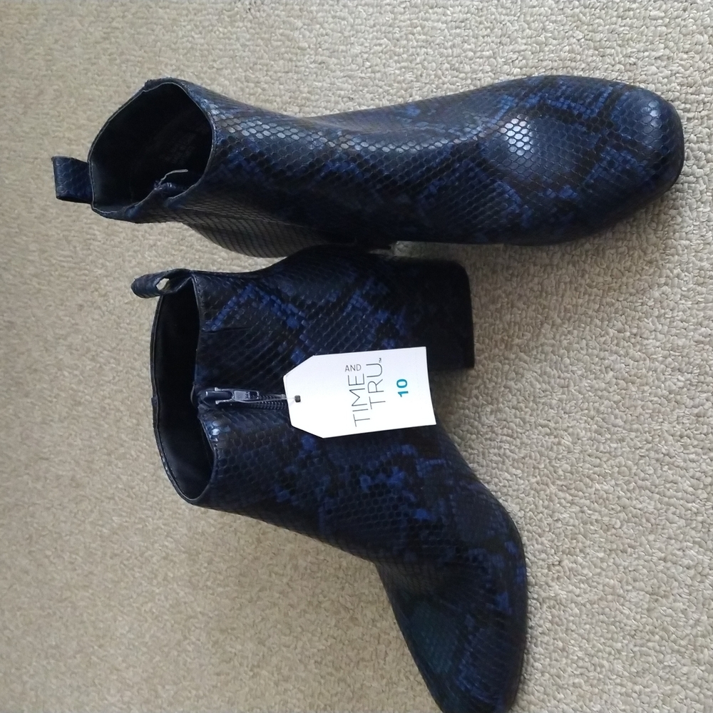 Time & Tru Blue Snake Print booties🐍